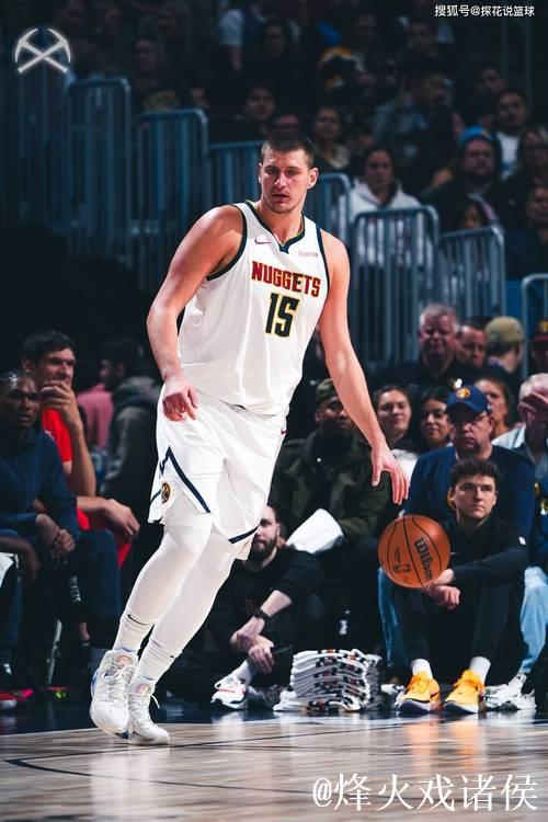 约基奇目前2战火箭场均36.5分12.5板9.5助2断2帽，三分53%