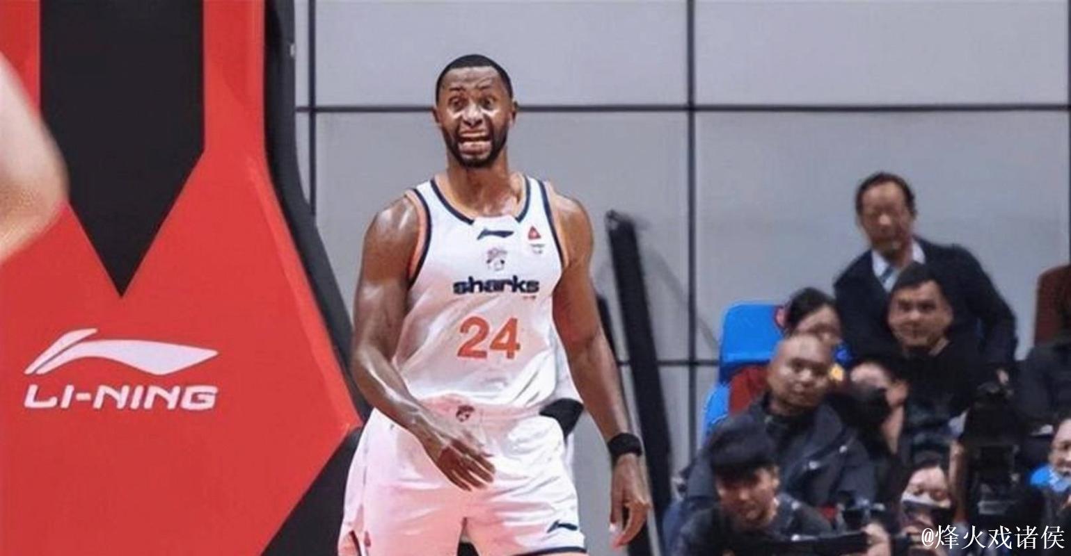上海男篮裁掉外援，真不是他技术差，管理层私下曝嫌他直播比训练用心，职业态度才是硬通货